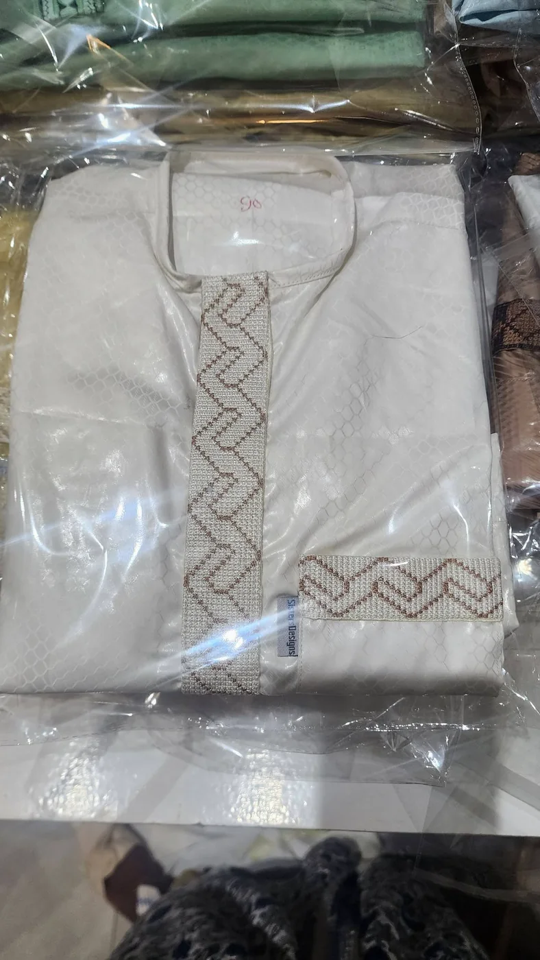 Création claire de SistersDesigns avec broderies géométriques