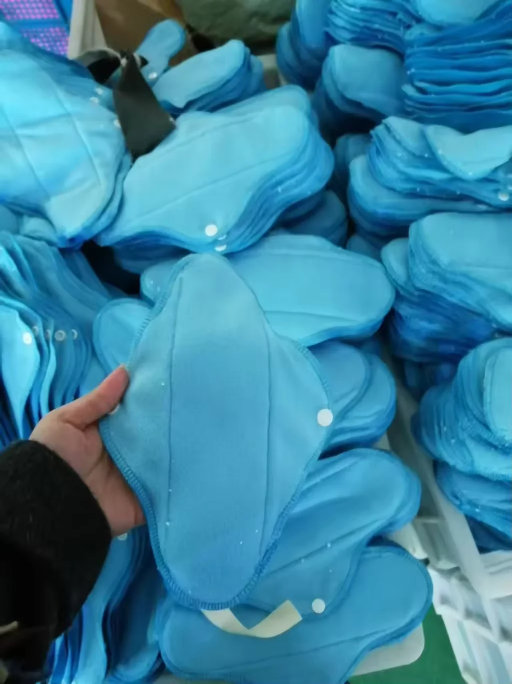 Serviettes hygiéniques réutilisables bleues confectionnées en série