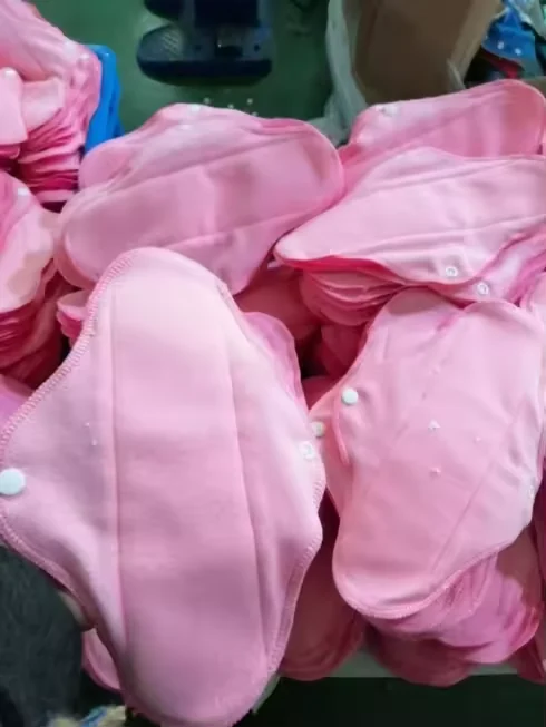 Serviettes hygiéniques réutilisables roses confectionnées en série